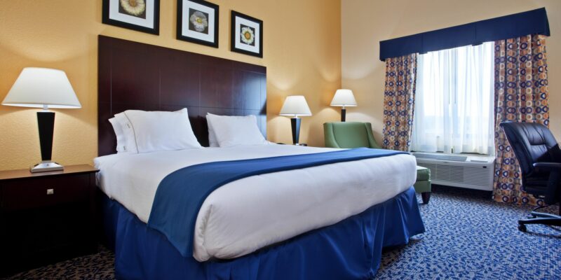 Holiday Inn Express & Suites Akron Airport